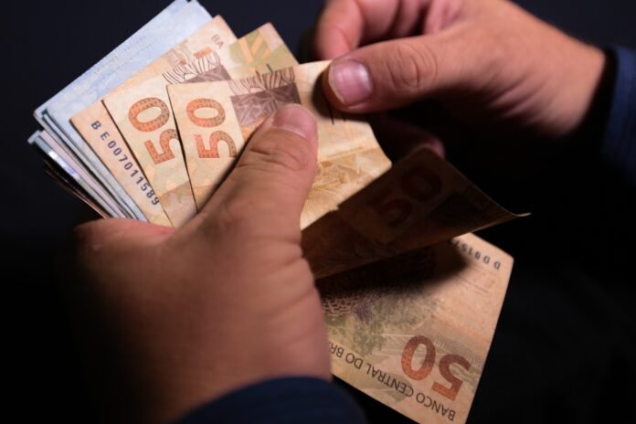 Crédito consignado com FGTS alcança R$ 10 bilhões no setor privado e promete juros mais baixos
